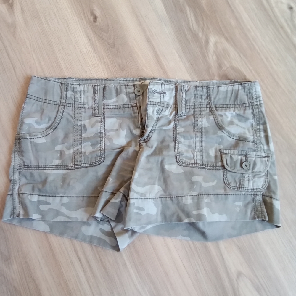 Hollister Women's Tan Camouflage Cargo Shorts